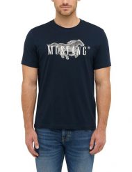 Męski T-Shirt Mustang Style Austin Dark Sapphire 1016858 4136. Niebieskie t-shirty męskie Mustang, m, bez wzorów, bez kołnierzyka. Za 79.99 zł.