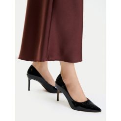 Szpilki JENNY. Czarne szpilki damskie Jenny, bez wzorów, bez obcasa, bez zapięcia. Za 129.99 zł.