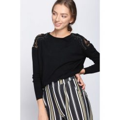 Czarny Sweter Cherry Lips. Czarne swetry damskie Born2be, z koronki, z okrągłym kołnierzem. Za 79.99 zł.