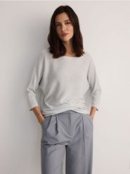 Sweter z metalizowaną nitką - srebrny. Szare swetry damskie Reserved, l, bez wzorów, z wiskozy, bez kołnierzyka, bez ramiączek, bez kaptura. W wyprzedaży za 49.99 zł.