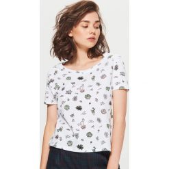 Koszulka z nadrukiem all over - Biały. T-shirty damskie marki Cropp. Za 39.99 zł.