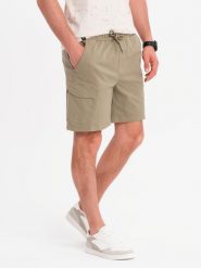Męskie szorty o luźnym kroju z kieszeniami typu cargo – jasnooliwkowe V3 OM-SRCG-0194 - XXL. Zielone szorty męskie Ombre Clothing, na lato, l, bez wzorów, z bawełny, eleganckie. W wyprzedaży za 79.99 zł.