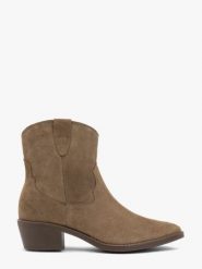 Oliwkowe kowbojki ze skóry welurowej. Zielone botki damskie Ryłko, z jeansu, klasyczne, za kostkę, bez obcasa, bez zapięcia. Za 499.99 zł.