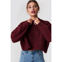 Trendyol Krótki sweter - Red. Czerwone swetry damskie marki Trendyol, bez wzorów, bez kołnierzyka, bez ramiączek. W wyprzedaży za 50.47 zł.