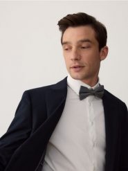 Klasyczna mucha w drobne paski - szary. Szare paski damskie Reserved, bez wzorów, klasyczne. W wyprzedaży za 35.99 zł.