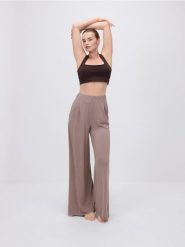 Spodnie wide leg z modalem - brązowy. Brązowe spodnie materiałowe damskie Reserved, l, bez wzorów, z tkaniny. Za 139.99 zł.