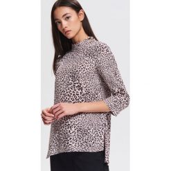 Bluzka w panterkę - Wielobarwn. Bluzki damskie Reserved. W wyprzedaży za 39.99 zł.