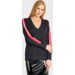 SWETER JULIE Guess. Czarne swetry damskie Guess, l, z aplikacjami, z dzianiny, bez kołnierzyka, bez ramiączek, bez kaptura. Za 369.00 zł.