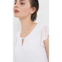 Koszulka z błyszczącym detalem. Bluzki damskie marki Orsay. Za 69.99 zł.