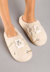 Beżowe Wsuwane Kapcie Futrzane z Ozdobnymi Aplikacjami Reathlith. Brązowe kapcie damskie Born2be, z aplikacjami, z dresówki. Za 44.99 zł.