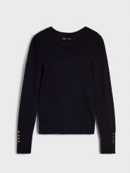 Sweter z ozdobnymi guzikami - czarny. Czarne swetry damskie Sinsay, l, bez wzorów, bez kołnierzyka, bez ramiączek, długie, bez kaptura. W wyprzedaży za 13.99 zł.