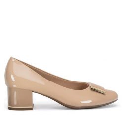 Czółenka Clara Barson. Brązowe czółenka damskie Clara Barson, bez wzorów, bez obcasa, bez zapięcia. Za 119.99 zł.