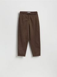 Spodnie chino z paskiem - brązowy. Brązowe spodnie materiałowe damskie Reserved, bez wzorów, z bawełny. Za 109.99 zł.