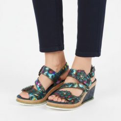 Sandały damskie Laura Vita, skórzana cholewka z dekoracyjnymi aplikacjami i paskami, regulowane zapięcie zapewniające dopasowanie oraz stabilny kotur. Niebieskie klapki damskie Laura Vita, z aplikacjami, z jeansu, bez obcasa, na koturnie, bez zapięcia. Za 305.90 zł.