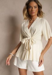 Jasnobeżowa Bluzka z Wiskozą Kopertowym Dekoltem i Ozdobnym Supełkiem Lioriva. Brązowe bluzki damskie Renee, z aplikacjami, z jeansu, eleganckie, bez kołnierzyka, bez ramiączek. Za 49.99 zł.