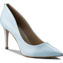 Szpilki GUESS - Bennie3 FLBN31 LEA08 LBLUE. Szpilki damskie marki Guess. W wyprzedaży za 299.00 zł.