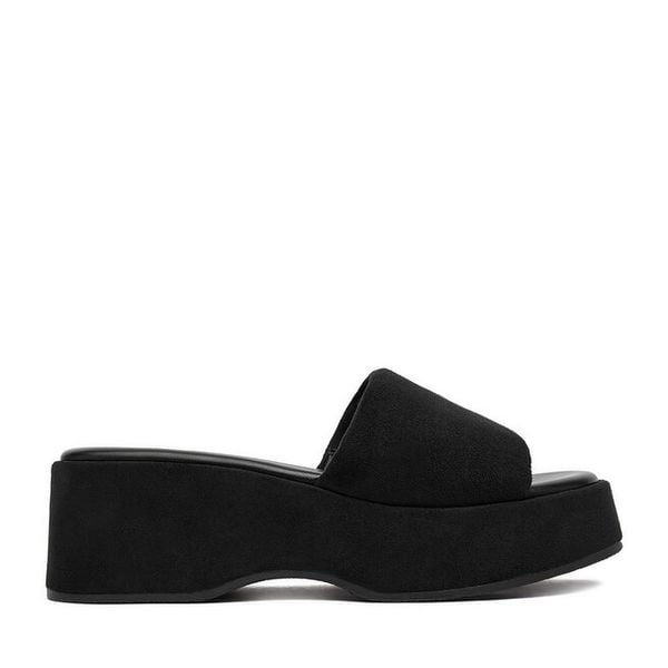 Klapki DeeZee. Czarne klapki damskie DeeZee, bez wzorów, bez obcasa. Za 139.99 zł.