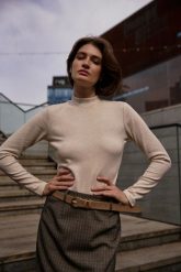 Bluzka z golfem beżowa. Brązowe bluzki damskie MOODO, l, bez wzorów, z elastanu, bez kołnierzyka, bez ramiączek. Za 89.99 zł.