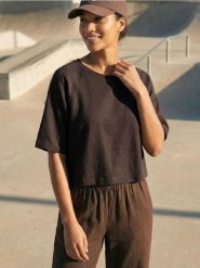 Bluza comfort soft touch z krótkim rękawem z domieszką wiskozy - brązowy. Brązowe bluzy damskie Sinsay, l, bez wzorów, z dzianiny, bez kaptura. Za 39.99 zł.