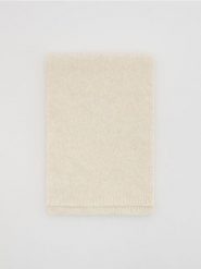 Szalik z domieszką kaszmiru - kremowy. Białe szaliki i chusty damskie Reserved, bez wzorów, z kaszmiru. Za 119.99 zł.