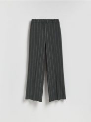 Spodnie z kantem - ciemnoszary. Szare spodnie materiałowe damskie Reserved, l, bez wzorów, z tkaniny. Za 139.99 zł.