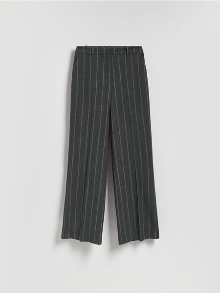 Spodnie z kantem - ciemnoszary. Szare spodnie materiałowe damskie Reserved, l, bez wzorów, z tkaniny. Za 139.99 zł.