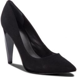 Szpilki GUESS - FLOBA4 SUE08 BLACK. Czarne półbuty damskie Guess, z aplikacjami, ze skóry ekologicznej, bez obcasa, na obcasie, bez zapięcia. W wyprzedaży za 379.00 zł.