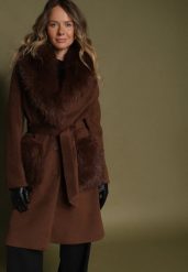 Brązowy Płaszcz Wiązany w Talii z Futrzanym Kołnierzem i Kieszeniami Perrie. Brązowe płaszcze damskie Born2be, l, bez wzorów, z dzianiny, eleganckie, bez kaptura. Za 279.99 zł.
