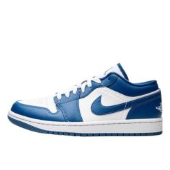 Buty do chodzenia dla dorosłych Air Jordan 1 Low Marina Blue. Niebieskie obuwie sportowe damskie Jordan, bez wzorów, trekkingowe. W wyprzedaży za 472.20 zł.