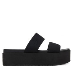 Klapki Calvin Klein Jeans. Czarne klapki damskie Calvin Klein Jeans, bez wzorów, z jeansu, bez obcasa. Za 239.99 zł.