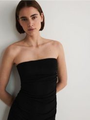 Sukienka midi z prostym dekoltem - czarny. Czarne sukienki damskie Reserved, na co dzień, l, bez wzorów, z dzianiny, bez kołnierzyka, bez ramiączek, maxi, dopasowane. W wyprzedaży za 39.99 zł.