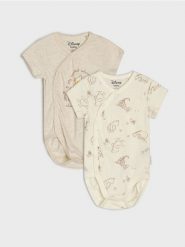Bawełniane body z nadrukiem z dekoltem kopertowym 2 pack Winnie The Pooh - kremowy. Białe body niemowlęce Sinsay, bez wzorów, z bawełny, bez ramiączek. Za 29.99 zł.