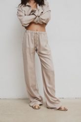 Luźne spodnie z dodatkiem lnu w kolorze LINEN BEIGE - ASPRO-M. Brązowe spodnie materiałowe damskie Marsala, m, bez wzorów, z gumy. W wyprzedaży za 74.98 zł.