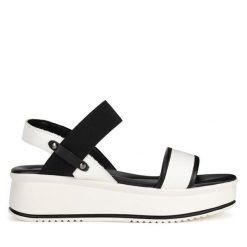 Sandały Lasocki. Białe sandały damskie Lasocki, bez wzorów, bez obcasa, na koturnie, bez zapięcia. Za 159.99 zł.