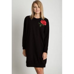 Czarna sukienka z haftem RABARBAR. Czarne sukienki damskie RABARBAR, s, z aplikacjami, z dzianiny, sportowe, bez kołnierzyka, bez ramiączek, maxi, oversize. W wyprzedaży za 139.00 zł.