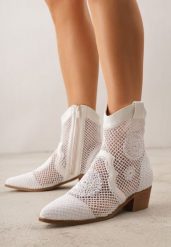 Białe Ażurowe Botki Kowbojki z Haftem na Niskim Obcasie Typu Stożek Bertolina. Białe botki damskie Born2be, z jeansu, klasyczne, bez obcasa, na obcasie, bez zapięcia. Za 139.99 zł.