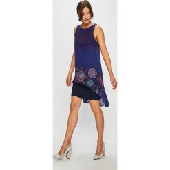 Desigual - Sukienka. Fioletowe sukienki damskie Desigual, na co dzień, bez wzorów, z elastanu, casualowe, z asymetrycznym kołnierzem, bez ramiączek, mini, asymetryczne. W wyprzedaży za 249.90 zł.