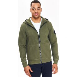 BLUZA ROZPINANA MĘSKA Z KAPTUREM ZE STRUKTURALNEJ DZIANINY. Bluzy męskie TOP SECRET. W wyprzedaży za 59.99 zł.