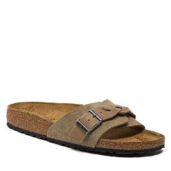 Klapki Birkenstock. Brązowe klapki damskie Birkenstock, bez wzorów, bez obcasa. Za 579.99 zł.