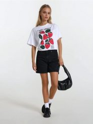 Bermudy jeansowe - czarny. Czarne szorty damskie Sinsay, bez wzorów, z jeansu. W wyprzedaży za 33.99 zł.