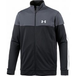 Kurtka w kolorze czarno-szarym. Czarne spodnie sportowe męskie Under Armour. W wyprzedaży za 108.95 zł.