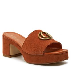 Klapki Guess. Brązowe klapki damskie Guess, z aplikacjami, bez obcasa. Za 779.99 zł.
