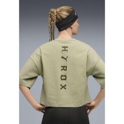 Damska skrócona koszulka PUMA x HYROX Lifestyle PUMA Lux Army Green. Zielone koszulki sportowe damskie Puma, bez wzorów, sportowe, bez kołnierzyka. Za 179.00 zł.