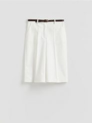 Bermudy z paskiem - biały. Białe szorty damskie Reserved, l, bez wzorów, z bawełny. Za 139.99 zł.