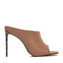 Klapki Eva Minge. Brązowe klapki damskie Eva Minge, bez wzorów, bez obcasa. Za 449.99 zł.