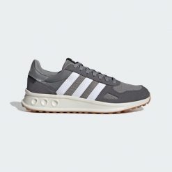 Buty Run 84. Białe buty sportowe męskie Adidas, bez zapięcia. Za 349.00 zł.