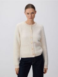 Pudełkowy kardigan - kremowy. Białe kardigany damskie Reserved, l, bez wzorów, z dzianiny. W wyprzedaży za 99.99 zł.