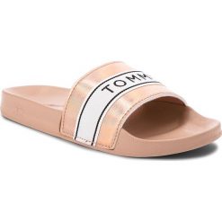 Klapki TOMMY HILFIGER - Mirror Sparkle Beach Slide FW0FW03038 Dusty Rose 502. Klapki damskie marki Tommy Hilfiger. W wyprzedaży za 149.00 zł.
