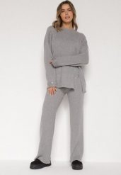 Ciemnoszary Komplet z Bawełną i Wełną Sweter z Guzikami i Proste Spodnie Reisadia. Szare spodnie materiałowe damskie Born2be, bez wzorów, z bawełny, bez kołnierzyka, bez ramiączek, bez kaptura. Za 139.99 zł.