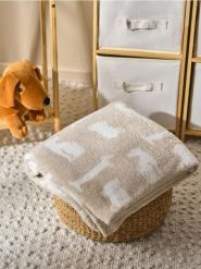 Koc w zwierzęcy wzór - beżowy. Brązowe kocyki dla dzieci Sinsay. Za 27.99 zł.